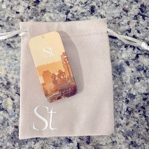 Seint Highlight Color: White Peach